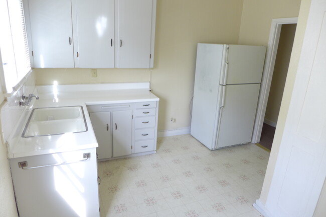 KItchen/UNFURNISHED - 1513 Dixon St