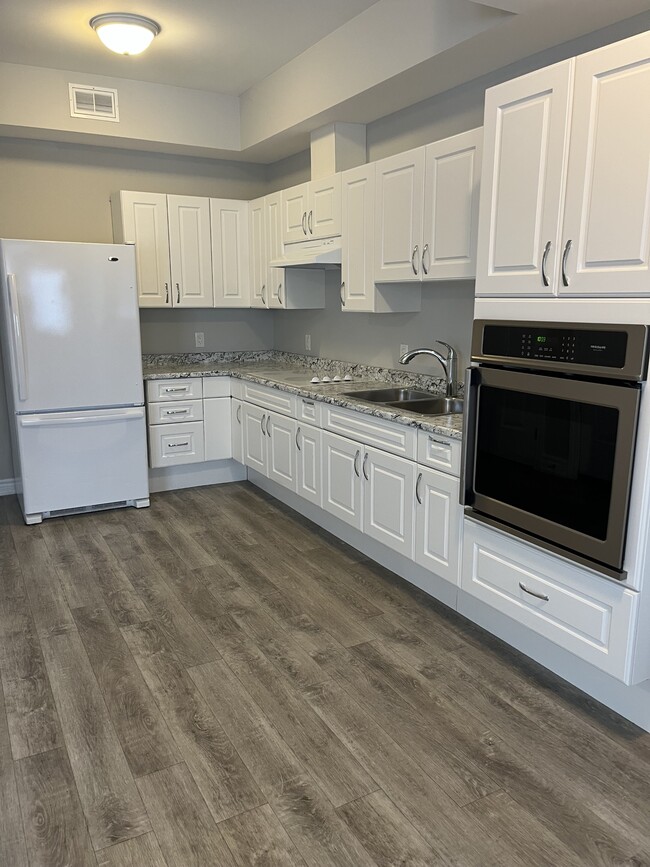 Building Photo - 680 Ontario St