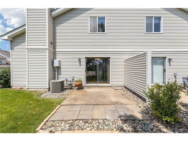 Foto del edificio - 2 Bed + Loft End Unit Townhome- Available 6/1