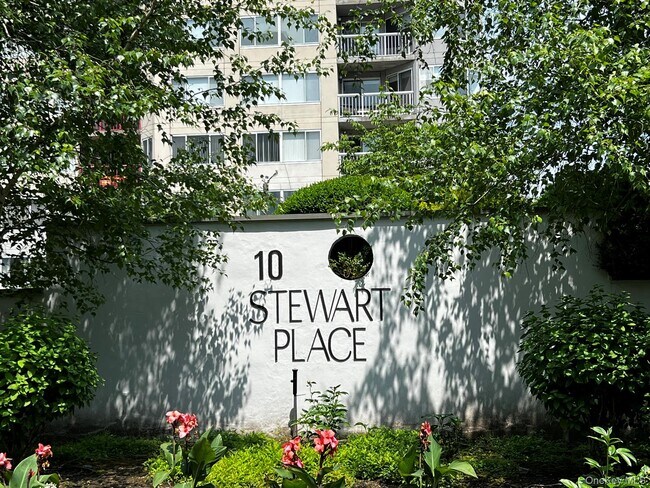 Building Photo - 10 Stewart Pl