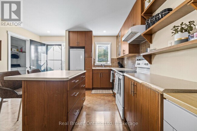 Building Photo - 127 Fairway Crescent