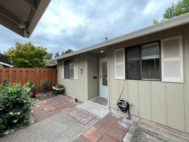 Building Photo - Charming 2 Bed, 1 Bath Ranch Condo in Hill...