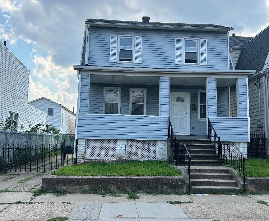 Primary Photo - 165 Gates Ave