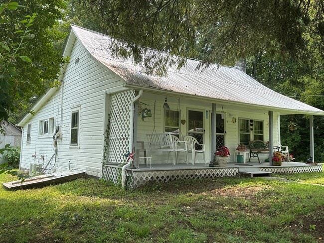 Building Photo - 3 bedroom/1 bath house  Fall Branch, TN