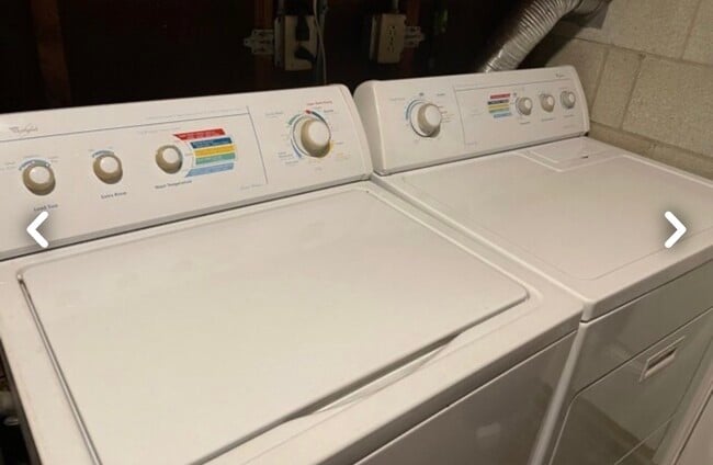 Shared washer dryer - 8938 Hook St