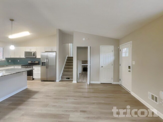 Foto del edificio - 212 Hemlock Dr