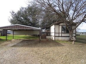 Arrowhead Shores Apartments for Rent with Parking - Granbury, TX - 2