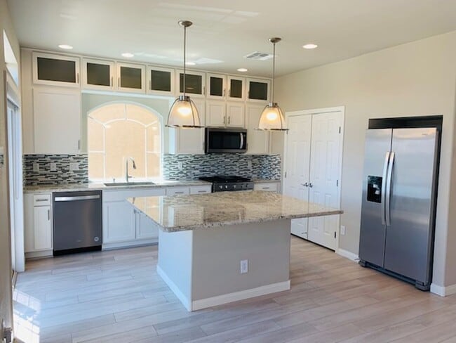 Foto del edificio - Beautiful Southwest Home with Dual Primary...