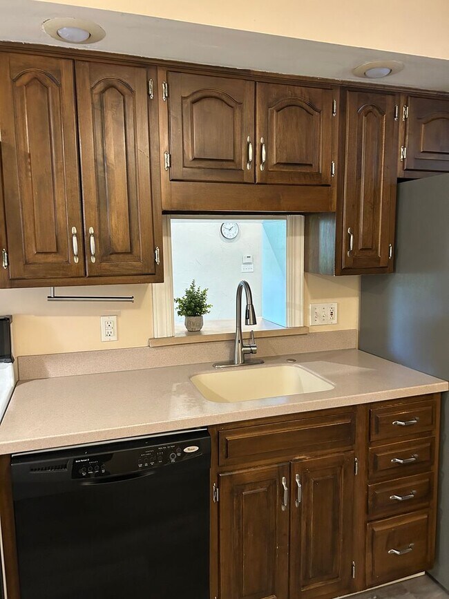 Foto del edificio - Spacious Colonial For Rent in Lyndhurst