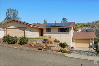 Building Photo - 10 Greenbrier Dr