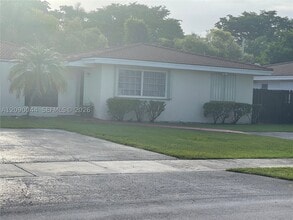 Building Photo - 17300 SW 94th Ave