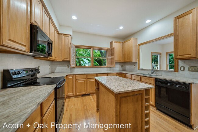 Building Photo - 2 br, 2.5 bath House - 205 Columbia Pl. W