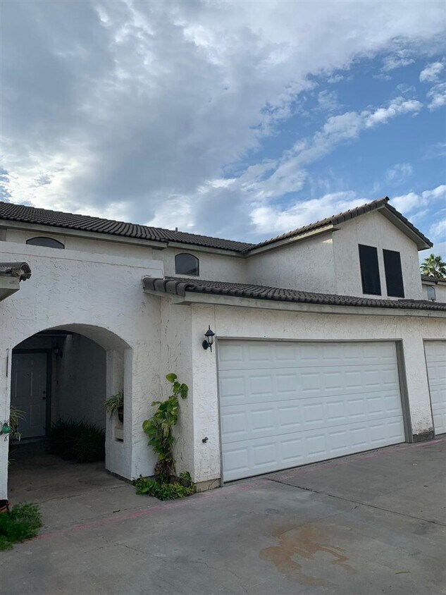 Foto principal - 100 W Village Blvd