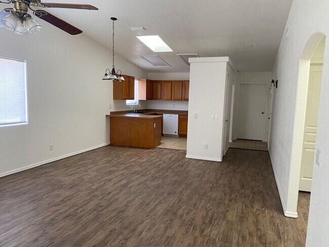 Building Photo - 3br/2ba split floor plan