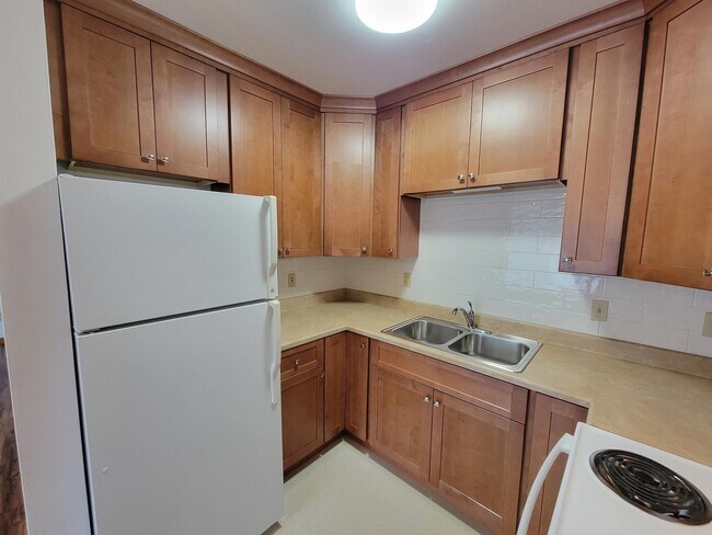 Building Photo - 2123 Crescent Dr