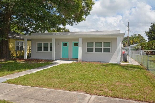 Building Photo - 5009 TANGERINE AVE S