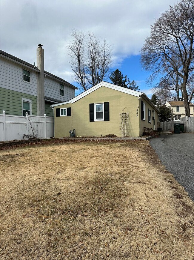 Foto del edificio - Updated 2 Bedroom Home in Media Borough with Private Yard