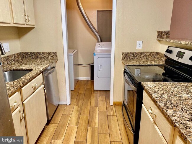 Building Photo - 8864 Walutes Cir