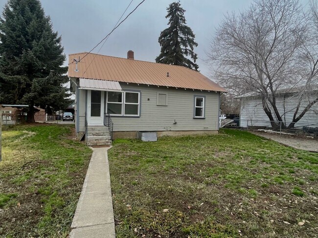 Building Photo - Immaculate 2 Bedroom Home with a Fenced Yard