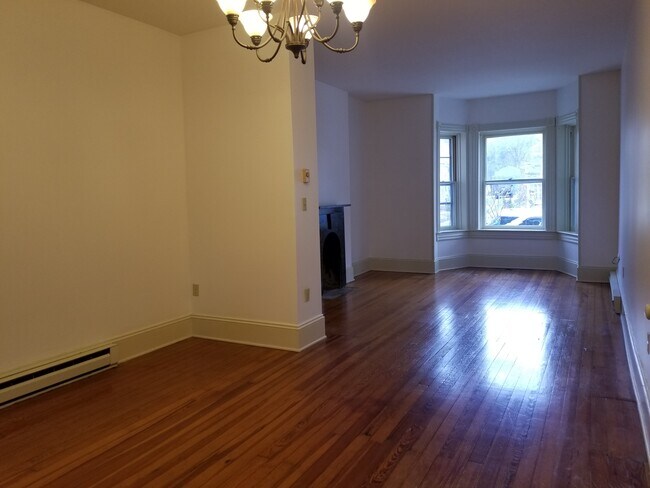 Building Photo - 121 Peyton St