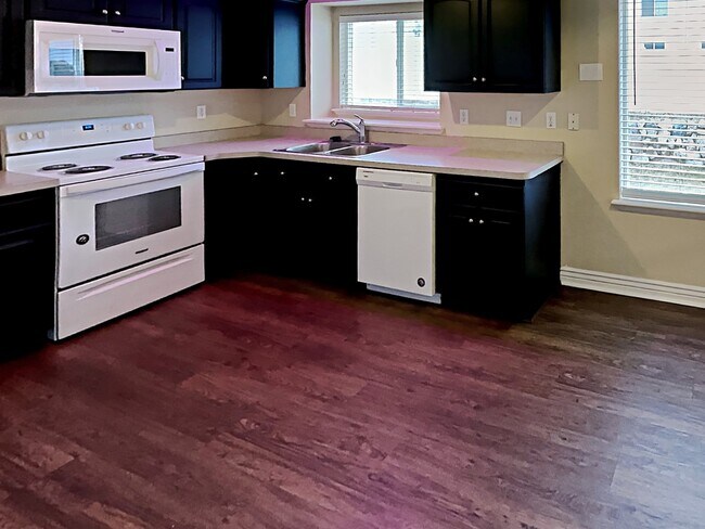 Building Photo - 3721 Lake Vista Dr