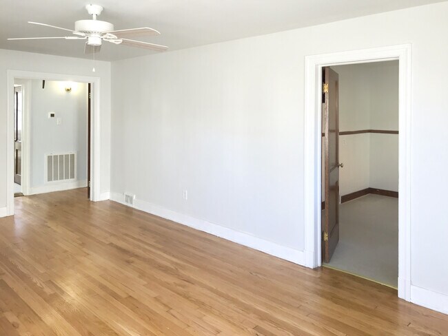 Building Photo - Cozy 3 Bedroom, 1 Bathroom Home in Lakeside Available May 1st!