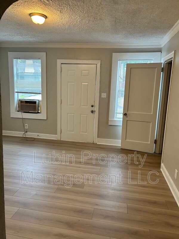 Foto del edificio - 2406 Forest Ave