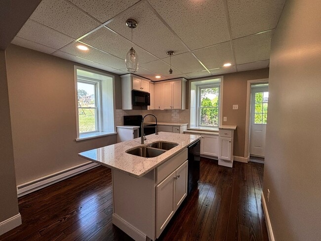 Building Photo - Newly remodeled 3+ bedroom