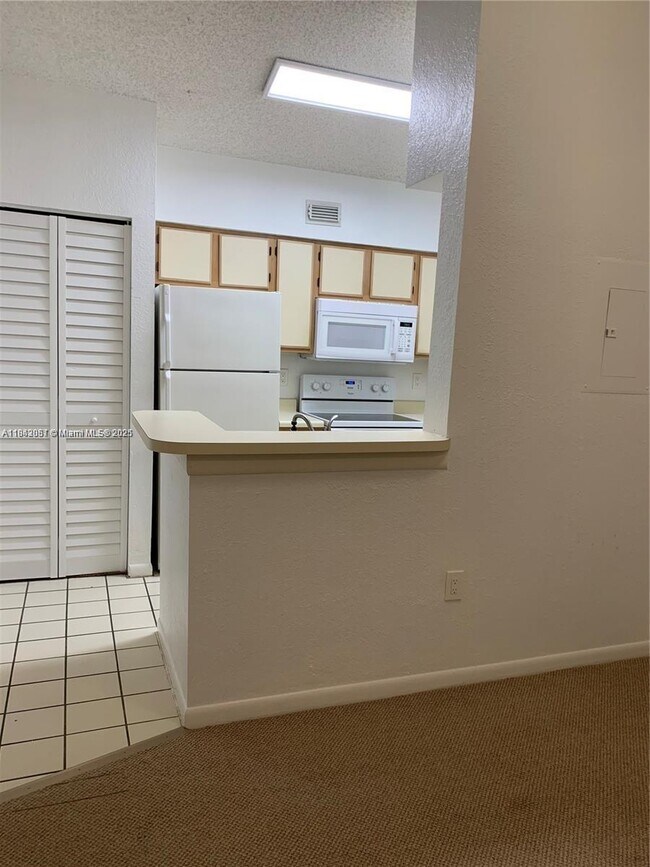 Foto del edificio - 2811 N Oakland Forest Dr