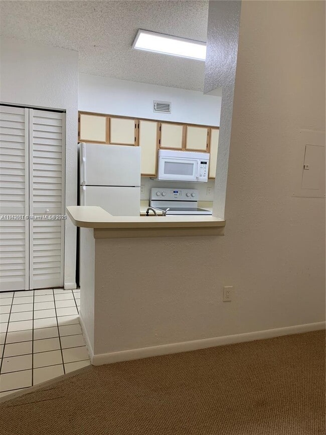 Building Photo - 2811 N Oakland Forest Dr