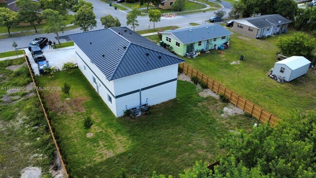 Building Photo - 722 NW 6th Ct