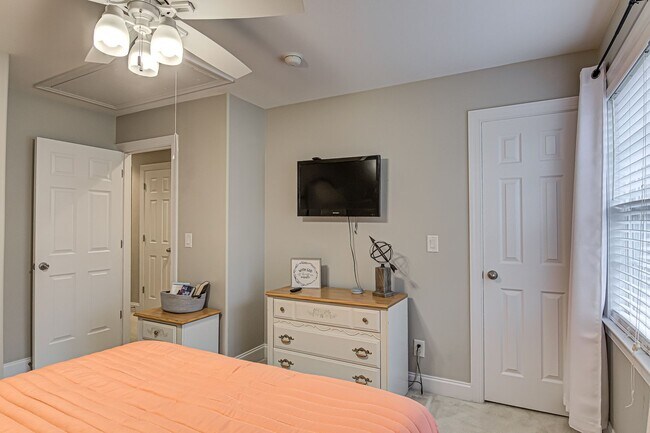 Building Photo - Gorgeous 3 bedroom Fully Furnished Propert...