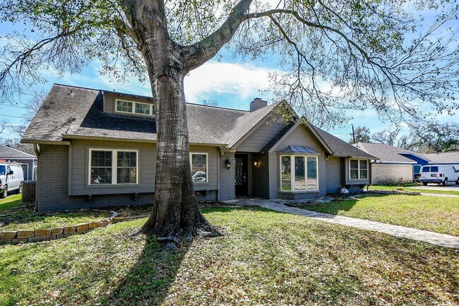 Foto del edificio - 15711 Pine Mountain Dr