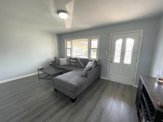 Building Photo - 3 Bedroom 2 Bathroom- Pets Considered