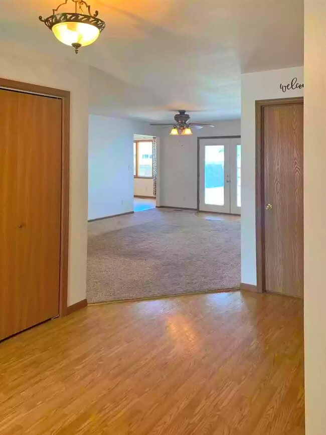 Building Photo - 2909 Lakeshire Dr