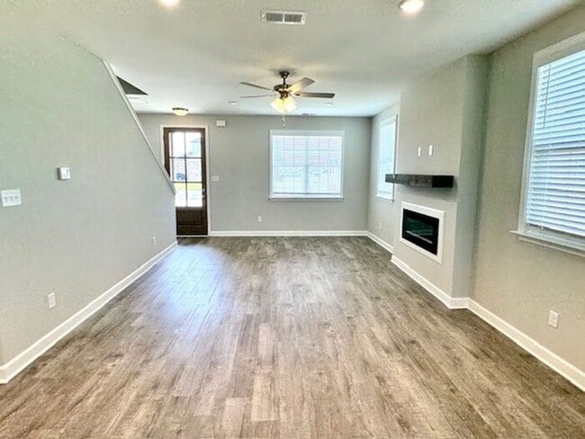 Building Photo - Now Leasing a 4-bedroom 2.5 bath home in W...