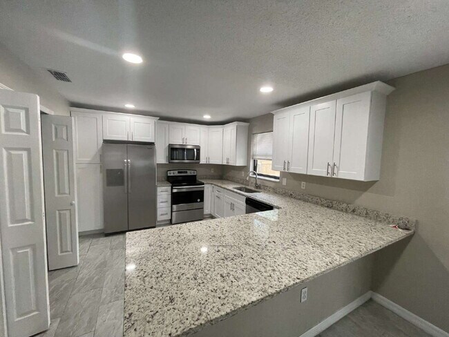 Foto del edificio - Charming 2-Bed Duplex with Ample Space on W Belmar St, Lakeland!