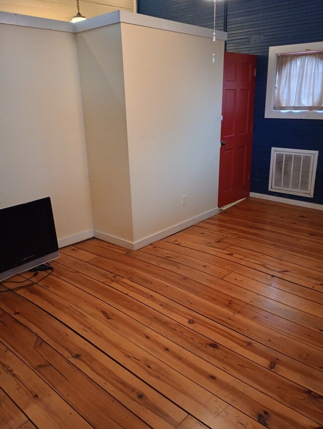 Building Photo - 610 S Cox St