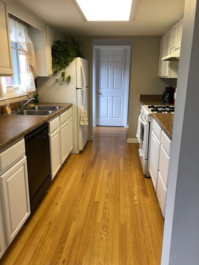 Foto del edificio - Charming 5 BD/3 BA down the street from Kelley and Luddy!