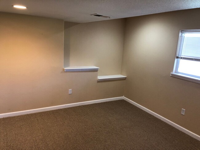 Building Photo - Pretty and roomy newer 3/4 bedroom Home