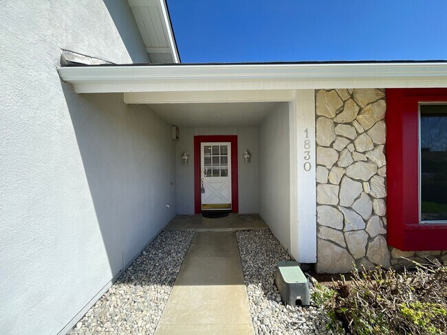 Foto del edificio - Recently Remodeled 4 Bedroom 2 Bath Single...