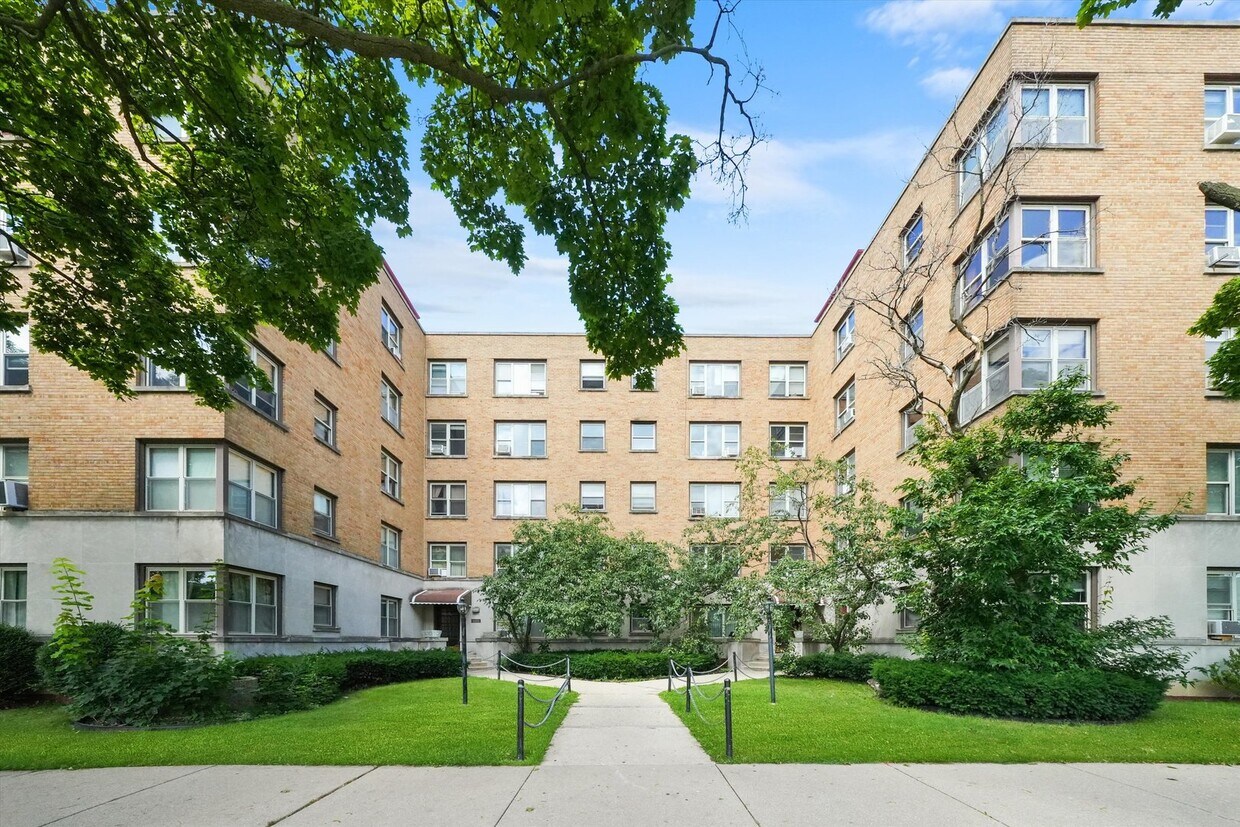 Primary Photo - 2610 W Balmoral Ave