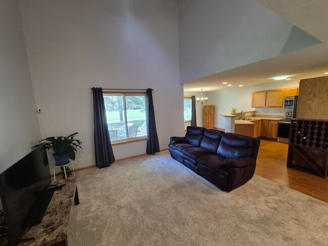 Foto del edificio - Townhome overlooking Park w/ Laundry & Att...