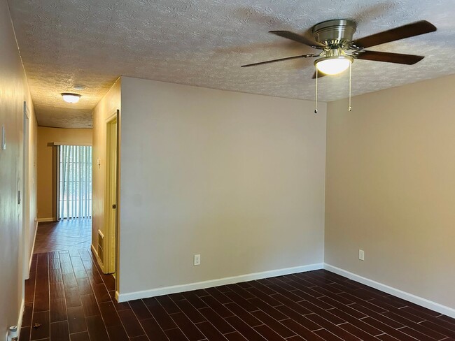 Building Photo - 140 Summerwood Dr