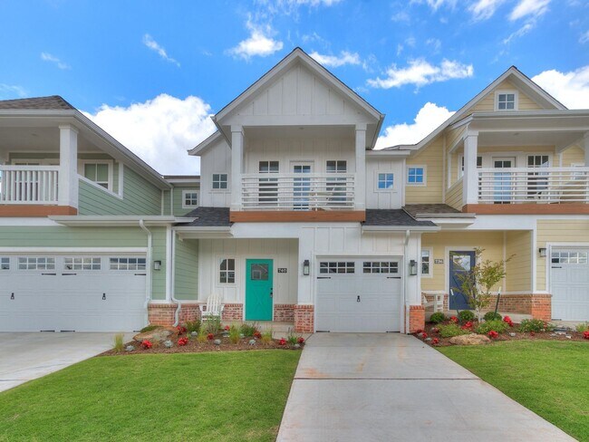 Foto del edificio - Luxury, Zero Maintenance Living Edmond Tow...