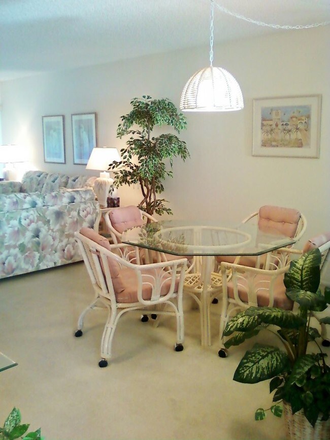 Foto del edificio - 5211 Wedgewood Ln