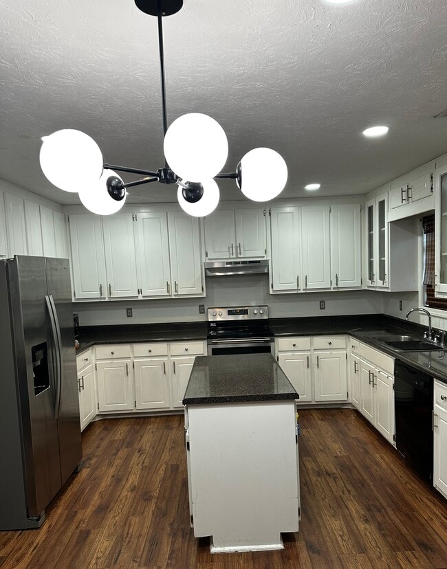 Large eat-in kitchen - 1701 Riverchase Cir NE