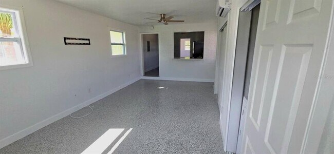 Building Photo - 621 Baywood Dr N