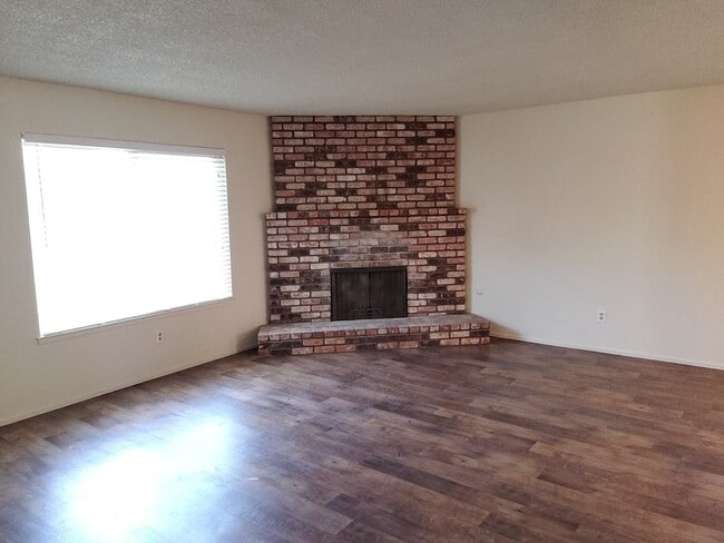 Building Photo - 1812 Sanchez Way