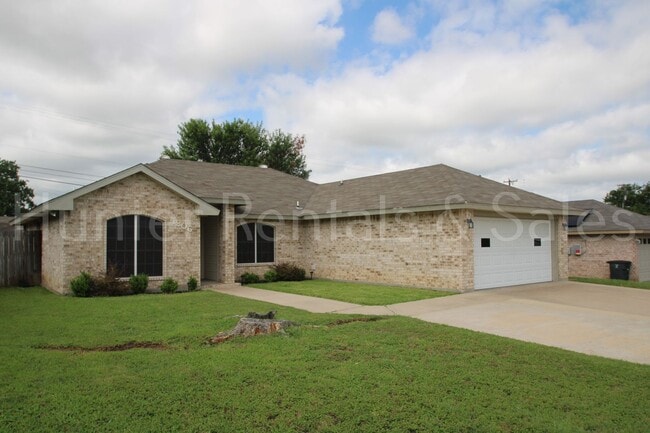 Building Photo - Move-In Ready Gem with Spacious Backyard